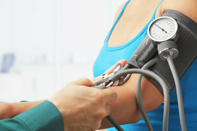 Ciśnienie krwi mierzy się stetoskopem i mankietem do pomiaru ciśnienia krwi.