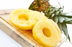 С помощью ножа для ананаса вы можете легко нарезать свежий ананас кольцами.