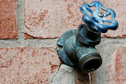 Очиститель высокого давления нельзя просто подключать к питьевой воде.