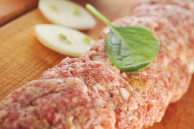 みじん切りの肉は多くのレシピの基礎です。