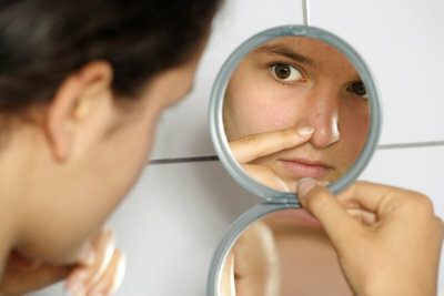 Produk perawatan dan kosmetik yang tepat melembutkan tampilan pori-pori besar di wajah.
