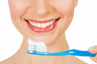 A megfelelő fogmosás megvéd a fogínygyulladástól.