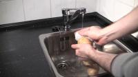 VIDEO: Prepare grilled potatoes in aluminum foil
