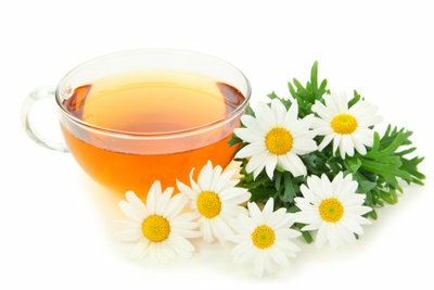 Heřmánkový čaj je kontraindikován při zánětu spojivek.
