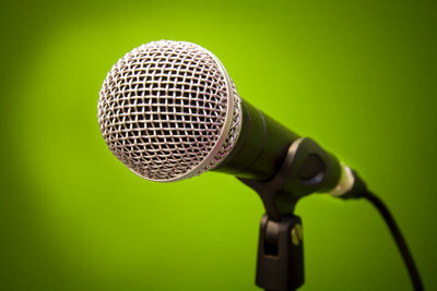 Non aver paura del microfono quando fai il tuo discorso di laurea! 