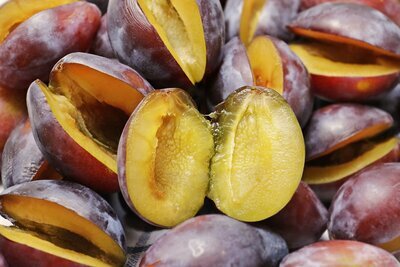 How healthy are plums?