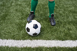 Des émetteurs sont installés dans le ballon de football et dans les protège-tibias des joueurs.