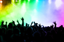 Kuulovaurioita voi helposti esiintyä rock -konserteissa.