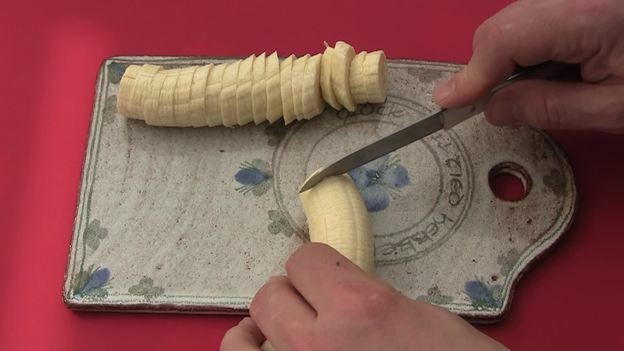 Skala och skär bananerna
