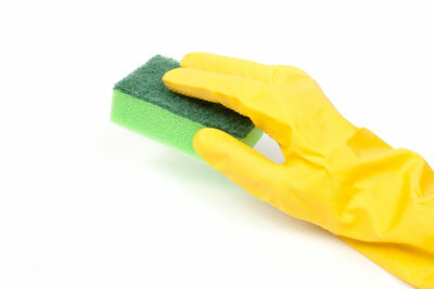 Cuide de suas mãos durante a limpeza.