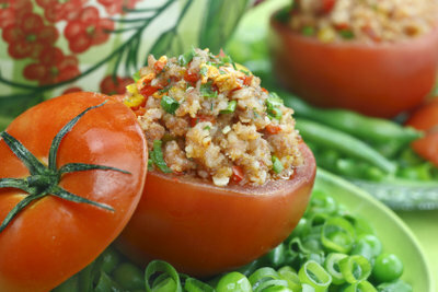 Tomates recheados são um prato principal delicioso.