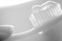 Colgate Max White One Active er designet for å bleke tennene naturlig.