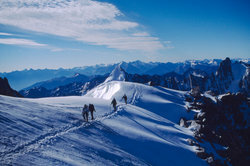 Массовый туризм давно проник в Альпы.