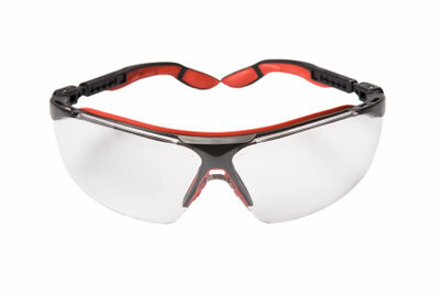 I tagli su misura del plexiglas non necessitano di occhiali protettivi.