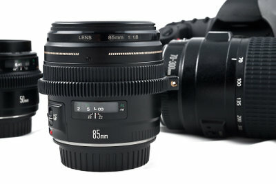Diferentes lentes fazem parte do equipamento de um fotógrafo.