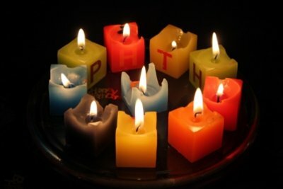 The result is colorful candles.