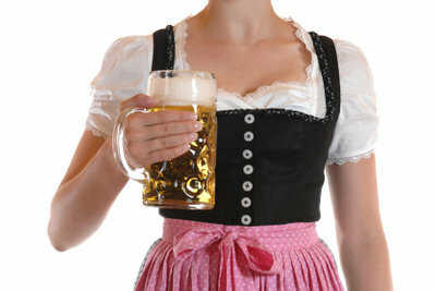 ビールは、美しい自縫のギャザースカートで2倍の味がします。