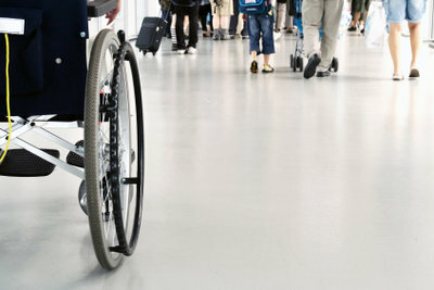 Viaja de forma económica y sencilla con un pase para personas con discapacidad grave.