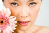 아시아 여성이 얼굴 피부를 관리하는 방법