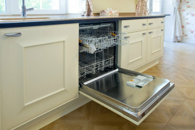 Tanpa sambungan air atau Katup sudut utuh tidak berfungsi di mesin pencuci piring.