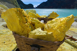 Den gule fargen er typisk for elementet svovel.