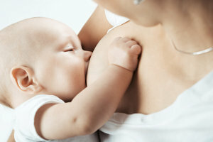 Amning främjar ett nära band mellan mor och barn.