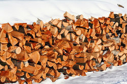 Vous devez stocker le bois de chauffage dans un endroit sec.