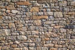 ნატურალური ქვის კედელი დიდი ქვებით შედარებით ადვილად აღმართულია.