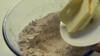 VİDEO: Zwetschgendatschi, kısa hamurlu pasta tabanı ile