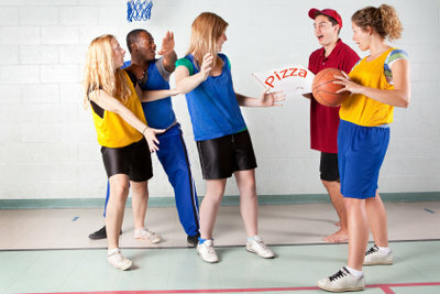 Crianças do ensino fundamental praticando esportes.