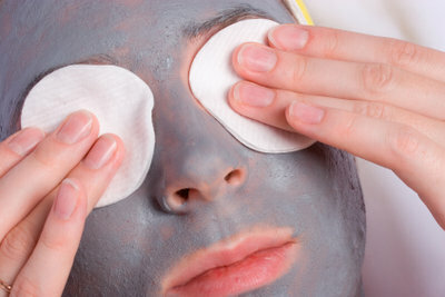 Regular face masks help against oily skin.