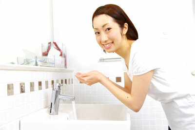 Lavez la peau du visage avec des remèdes maison.