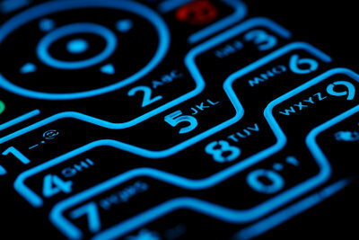 SMS: los teléfonos móviles también envían su número.