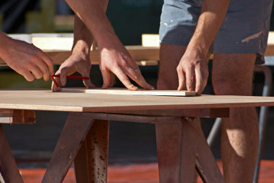 Изградете маса за засаждане от дървени панели.