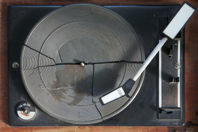 Zde je návod, jak připojit gramofon k zesilovači.