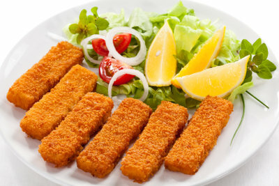 Server dine fiskefingre med sunde grøntsagsretter.