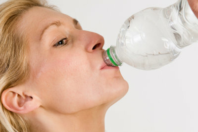 שתייה מרובה של מים עוזרת לדלקת שלפוחית ​​השתן כיוון שהיא שוטפת חיידקים.