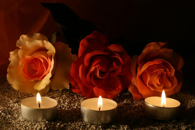 Sveču gaisma ir daļa no romantiska vakara.