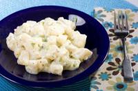 Купите картофельный салат и приправьте его свежими ингредиентами.