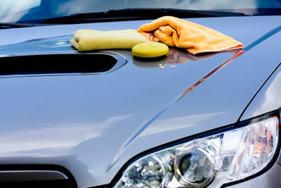 Lakschade aan de auto herstellen - zo kunt u het ook doen.