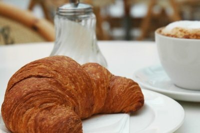 Ένα κρουασάν - η γαλλική ζαχαροπλαστική για πρωινό