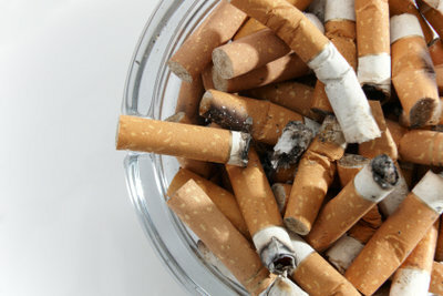 Cigarettrök skapar en ihållande lukt.
