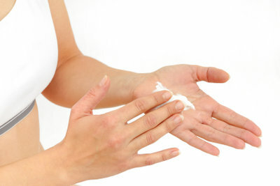 Rätt vård för grov hud inkluderar behandling med fuktgivande intensiva krämer.