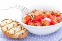 Garder la salade de tomates et de mozzarella au frais