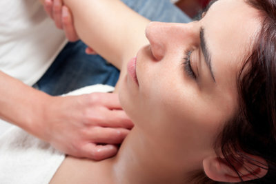 Un masaj cu punct de presiune favorizează circulația sângelui pentru terapia umărului calcaros.