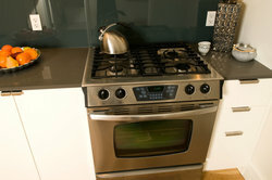 Maak de binnenkant van uw oven regelmatig schoon.