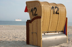 एक समुद्र तट की कुर्सी छुट्टी के सपने जगाती है।