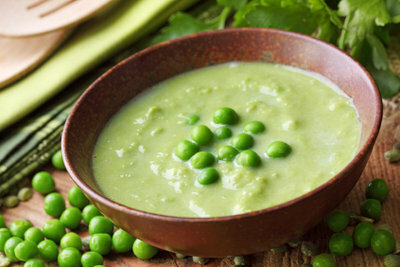 Zupa grochowa dostarcza dużo białka roślinnego.