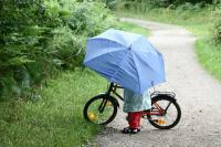 雨の中で自転車に乗る