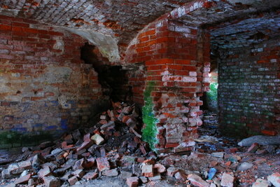 湿気は通常、地下室の硝石の原因です。